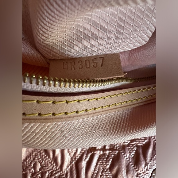 LOUIS VUITTON Saumon Monogram Limelight
Clutch Bag - Picture 7 of 14